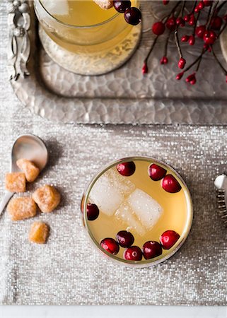 Cranberry ginger festive holiday cocktail Photographie de stock - Premium Libres de Droits, Code: 659-08896277