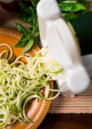 simsearch:659-01866173,k - Making zucchini noodles with spiralizer Foto de stock - Royalty Free Premium, Número: 659-08896279