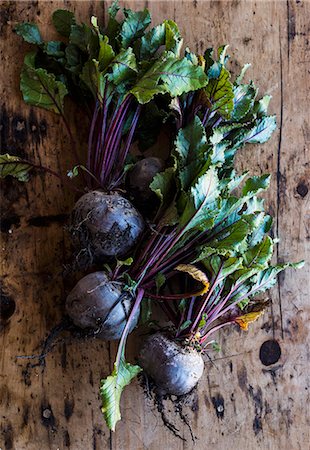 Beetroot on a wooden surface Foto de stock - Sin royalties Premium, Código: 659-08896282