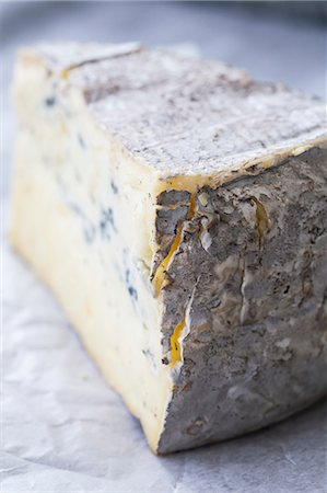 simsearch:659-06494956,k - Blue cheese on paper Stockbilder - Premium RF Lizenzfrei, Bildnummer: 659-08896323