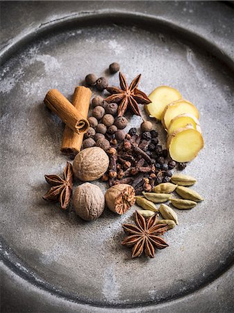 Various spices for gingerbread Photographie de stock - Premium Libres de Droits, Code: 659-08896339