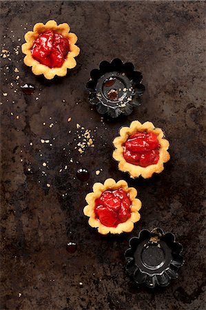 Mini strawberry tarts Stock Photo - Premium Royalty-Free, Code: 659-08896331