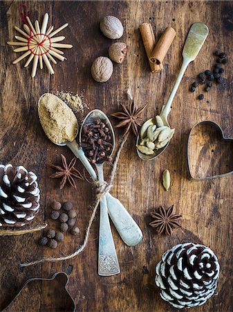 Spices for makking gingerspice mix ona wooden background Stock Photo - Premium Royalty-Free, Code: 659-08896340