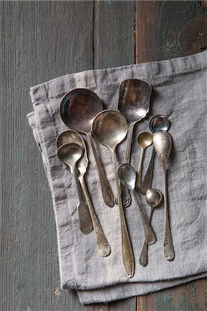 simsearch:659-06151753,k - Selection of vintage silver spoons on a grey linen napkin Foto de stock - Sin royalties Premium, Código: 659-08896355