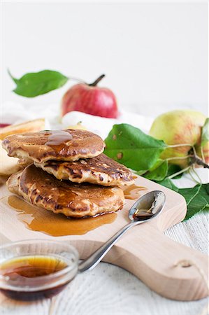 simsearch:659-03531927,k - Apple pancakes with maple syrup Stock Photo - Premium Royalty-Free, Code: 659-08896374