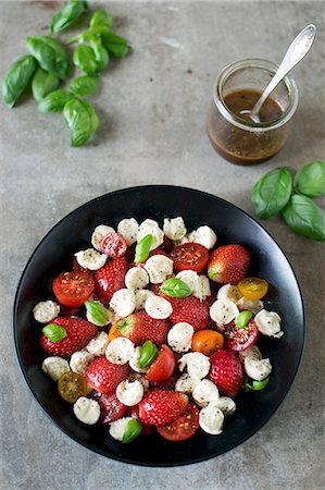 simsearch:659-08147924,k - Strawberries Caprese Salad Stockbilder - Premium RF Lizenzfrei, Bildnummer: 659-08896404