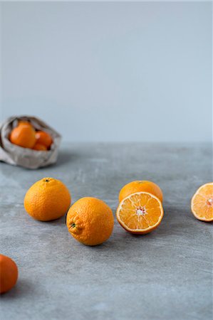 simsearch:659-06187804,k - Mandarins, whole and halved Stock Photo - Premium Royalty-Free, Code: 659-08896405