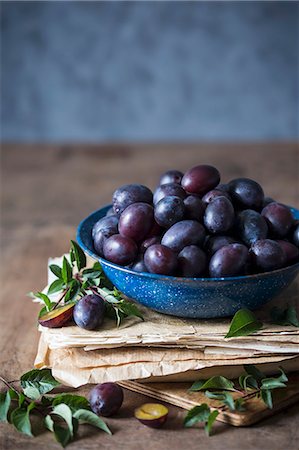 simsearch:659-07609735,k - Freshly picked plums in a bowl Photographie de stock - Premium Libres de Droits, Code: 659-08896414