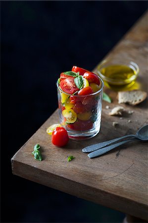 simsearch:659-06494661,k - Fresh cherry tomato salad with basil and olive oil served in a glass Photographie de stock - Premium Libres de Droits, Code: 659-08896415