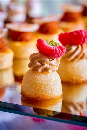 simsearch:659-06372466,k - Small cakes with buttercream and raspberry Stockbilder - Premium RF Lizenzfrei, Bildnummer: 659-08896442