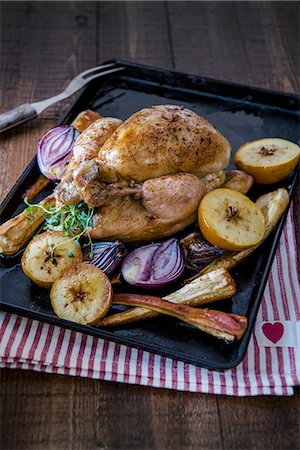 simsearch:659-07027338,k - Roast chicken with roasted apples, onion and parsnips. Photographie de stock - Premium Libres de Droits, Code: 659-08896459