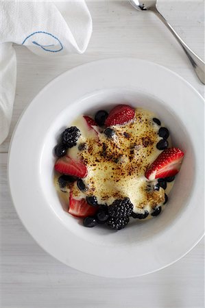 Berries with vanilla cream (seen from above) Stock Photo - Premium Royalty-Free, Code: 659-08896469