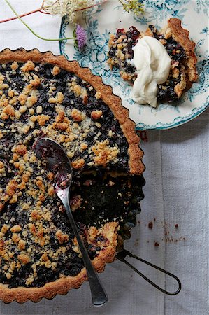 simsearch:659-07597410,k - Blueberry pie Photographie de stock - Premium Libres de Droits, Code: 659-08896510