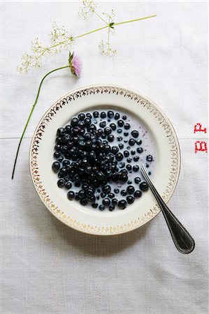 simsearch:659-08418806,k - Blueberries with milk on linen Stock Photo - Premium Royalty-Free, Code: 659-08896512