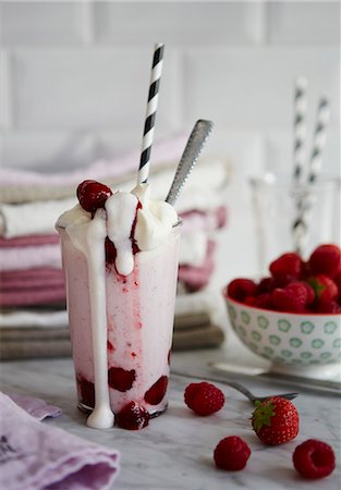 simsearch:659-09124234,k - Milkshake strawberry rasberry Foto de stock - Sin royalties Premium, Código: 659-08896522