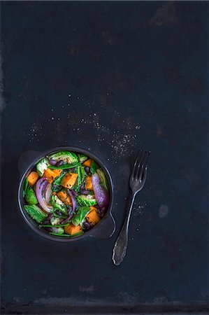 Winter tea with rosé cabbage, pumpkin, red onions and black beans Photographie de stock - Premium Libres de Droits, Code: 659-08896547