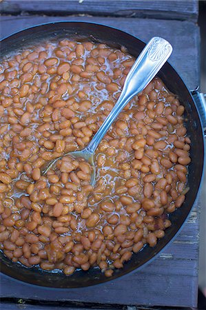 simsearch:659-09124304,k - Baked beans in a pan on a wooden table Photographie de stock - Premium Libres de Droits, Code: 659-08896542