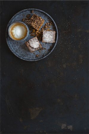 simsearch:659-06184656,k - Brownies and a cappuccino (seen from above) Photographie de stock - Premium Libres de Droits, Code: 659-08896553