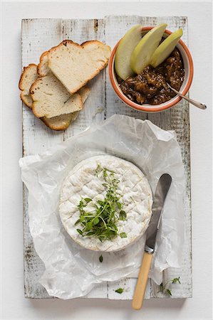 Camembert cheese with freah bread and aple chutney Photographie de stock - Premium Libres de Droits, Code: 659-08896560