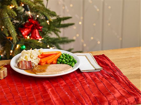 A child's portion of a Christmas turkey dinner Photographie de stock - Premium Libres de Droits, Code: 659-08896607