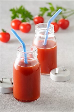 simsearch:659-06373719,k - Two bottles of tomato juice with straws Photographie de stock - Premium Libres de Droits, Code: 659-08896644