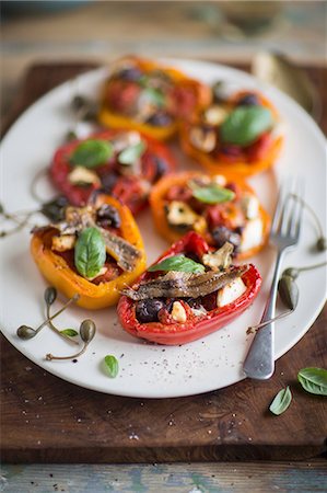 Stuffed pepper halves with anchovies, olives and capers Foto de stock - Sin royalties Premium, Código: 659-08896654