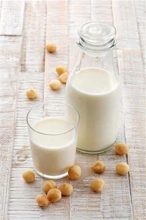 Macadamia milk in a bottle and glass Stock Photo - Premium Royalty-Free, Code: 659-08896666
