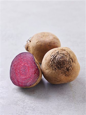 simsearch:659-08896661,k - Beetroots, whole and halved Photographie de stock - Premium Libres de Droits, Code: 659-08896661