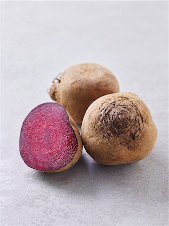 simsearch:695-03380786,k - Beetroots, whole and halved Stockbilder - Premium RF Lizenzfrei, Bildnummer: 659-08896661