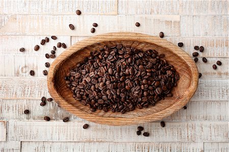 simsearch:659-07959744,k - Coffee beans in a wooden bowl (seen from above) Photographie de stock - Premium Libres de Droits, Code: 659-08896663