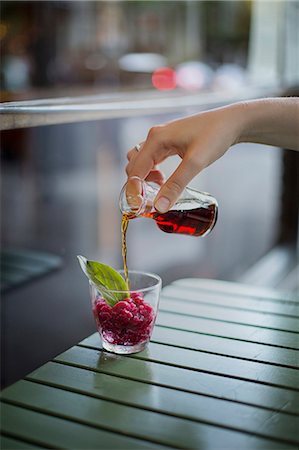simsearch:659-08896093,k - A hand pouring herb liqueur on pomegranate granita in a glass Foto de stock - Sin royalties Premium, Código: 659-08896714