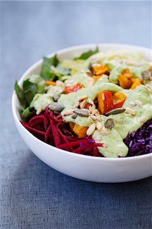 Mixed vegetable salad with herb dressing Photographie de stock - Premium Libres de Droits, Code: 659-08896711