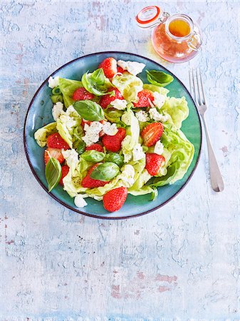 simsearch:659-08903655,k - A summer salad with strawberries, goat's cheese and thyme honey Photographie de stock - Premium Libres de Droits, Code: 659-08896749