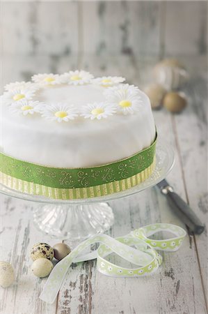 easter in green color - Easter cake with white icing flowers Stock Photo - Premium Royalty-Free, Code: 659-08896752