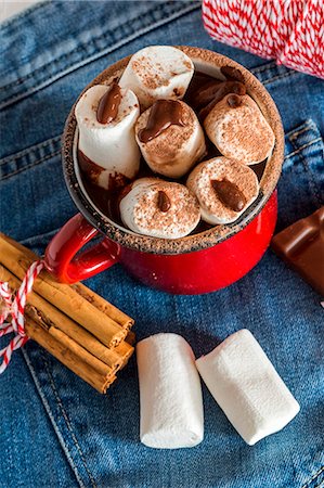 simsearch:659-06495296,k - Mug with hot chocolate with marshmallow on old wooden board Photographie de stock - Premium Libres de Droits, Code: 659-08896764