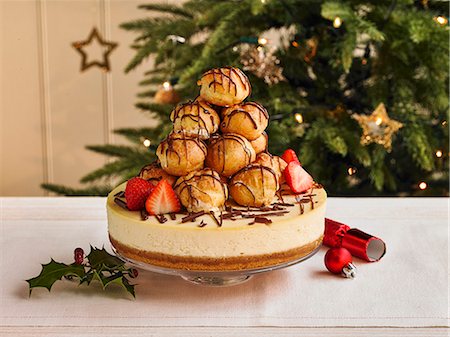 simsearch:659-08897086,k - Profiterole Cheesecake Bleed Stock Photo - Premium Royalty-Free, Code: 659-08896799