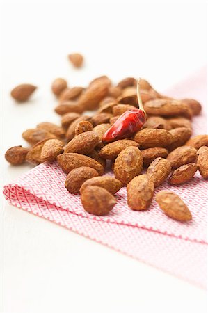 simsearch:659-06184780,k - Almonds with a chilli pepper Foto de stock - Sin royalties Premium, Código: 659-08896812