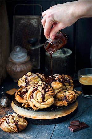 simsearch:659-06495442,k - Swirl buns with a chocolate and cinnamon filling, chocolate sauce and walnuts Fotografie stock - Premium Royalty-Free, Codice: 659-08896835