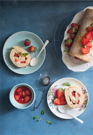 Strawberry White Chocolate Sumac Roll Cake Foto de stock - Sin royalties Premium, Código: 659-08896861