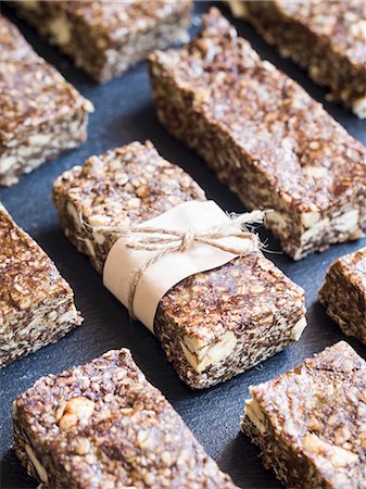 Homemade healthy protein granola bars with cashew nuts and cashew nut butter Photographie de stock - Premium Libres de Droits, Code: 659-08896871