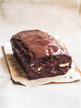 dattier - Loaf of gluten-free chocolate cake made with green banana flour, dates and nuts Photographie de stock - Premium Libres de Droits, Code: 659-08896873