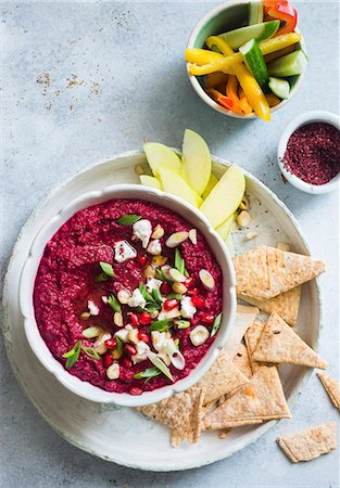 simsearch:659-08895699,k - Beetroot goat cheese dip with vegetable sticks and crackers Photographie de stock - Premium Libres de Droits, Code: 659-08896884