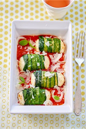 simsearch:659-06495240,k - Zucchini rolls with fresh cheese filling on tomato sauce Foto de stock - Sin royalties Premium, Código: 659-08896924
