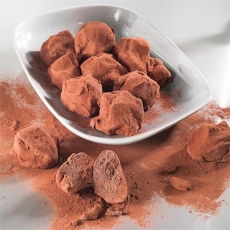 simsearch:659-08903379,k - Chocolate truffles, close-up Foto de stock - Sin royalties Premium, Código: 659-08896920