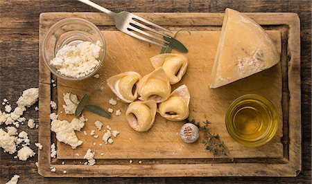 Fresh handmade tortellini stuffed with ricotta and parmigiano cheese Foto de stock - Sin royalties Premium, Código: 659-08896945