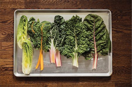 simsearch:659-06186932,k - A variety of lettuce and chard leaves on a metal baking tray Foto de stock - Sin royalties Premium, Código: 659-08896957