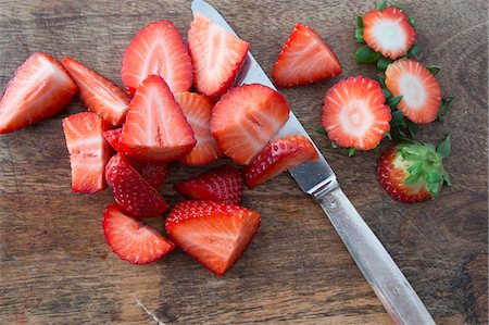 simsearch:659-06186066,k - Strawberries cut into small pieces Stock Photo - Premium Royalty-Free, Code: 659-08896952