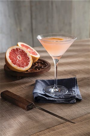 simsearch:659-03524404,k - Champagne cocktail in Martini glass with ruby red pink grapefruit Foto de stock - Sin royalties Premium, Código: 659-08896968