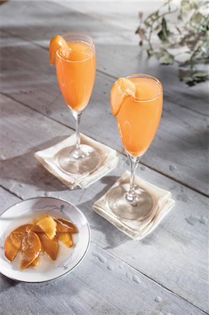 simsearch:659-08903965,k - Whiskey cocktail in champagne flute with macerated peaches garnish Photographie de stock - Premium Libres de Droits, Code: 659-08896974