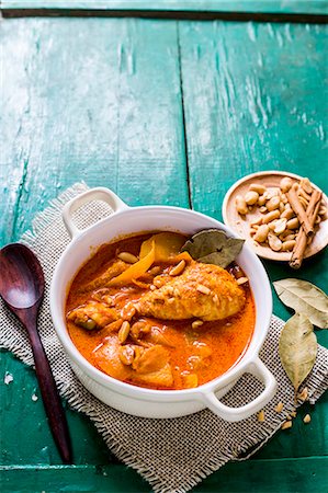 simsearch:659-06902508,k - Thai Massaman chicken curry Photographie de stock - Premium Libres de Droits, Code: 659-08896983